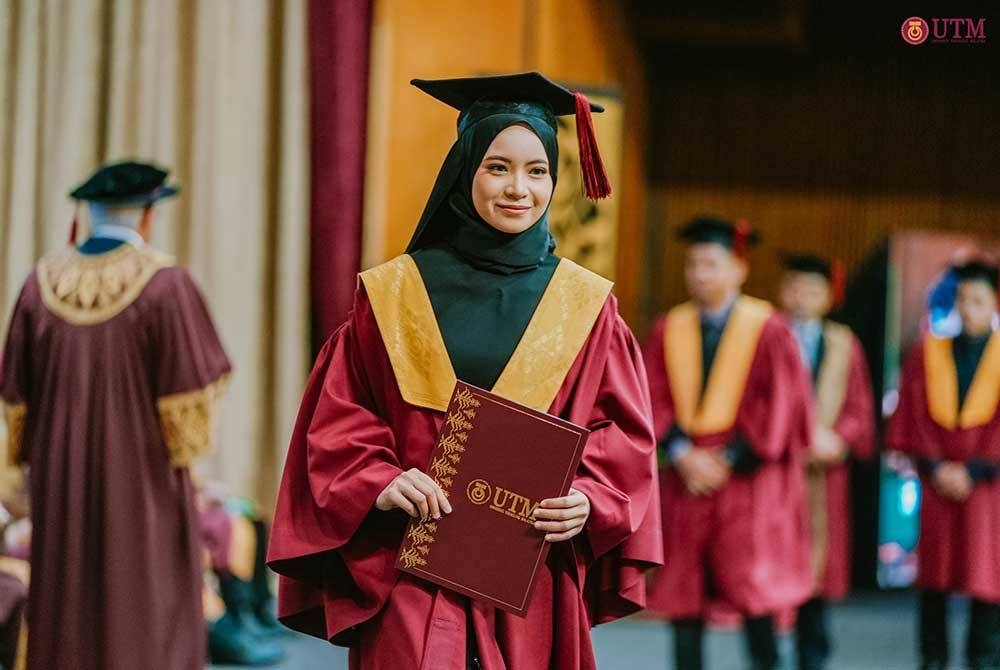 Wan Akmal Nazirah memperoleh Sarjana Muda Kejuruteraan Elektrik dalam Majlis Konvokesyen Ke-67 UTM, Johor Baharu pada Isnin