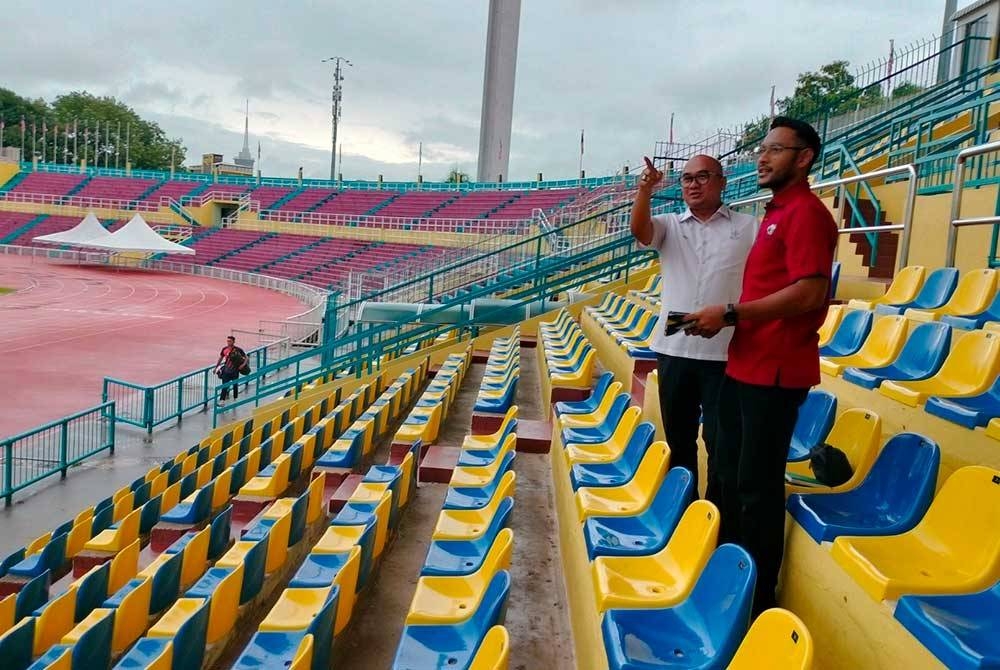 Fadzli melihat kemudahan yang terdapat di Stadium Darul pada Isnin.