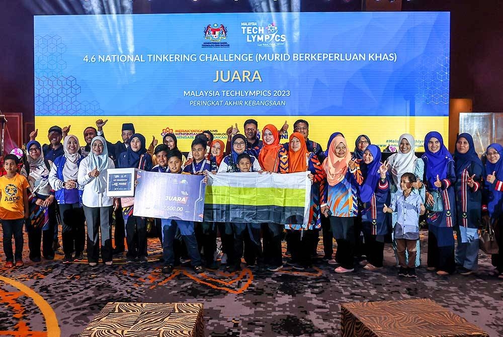 Pasukan SKP Excellent dari Sekolah Kebangsaan Parit Perak menjuarai pertandingan National Tinkering Challenge 2023 bagi kategori murid berkeperluan khas pada Malaysia Techlympics 2023 Peringkat Akhir Kebangsaan yang berlangsung di Pusat Konvensyen Antarabangsa Putrajaya (PICC), pada Isnin. - Foto Bernama