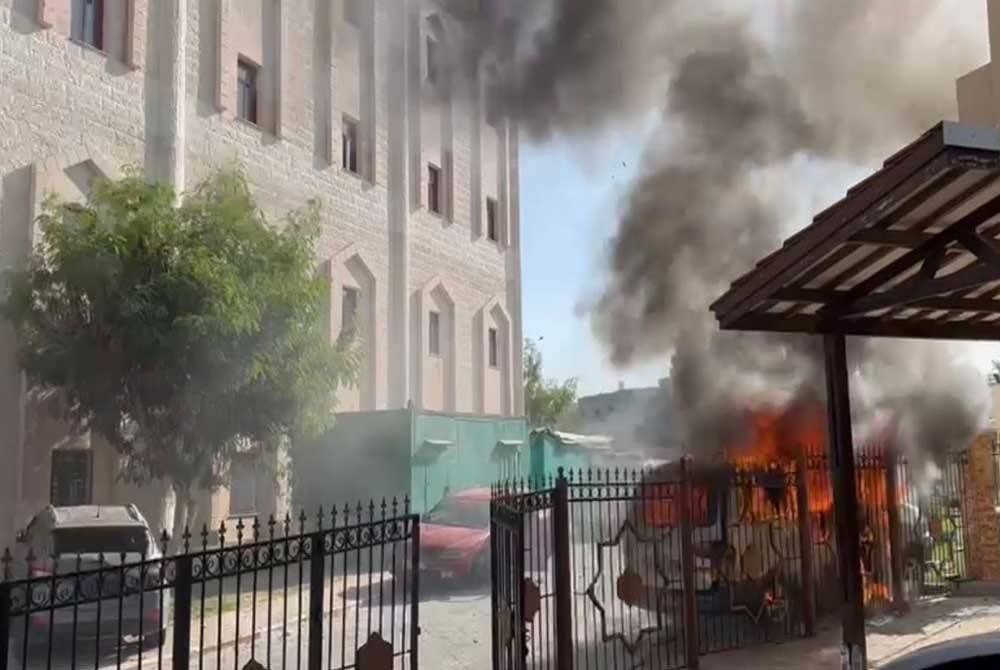 Kementerian Luar Indonesia pada Isnin terputus hubungan dengan tiga rakyatnya selepas tentera pendudukan Israel mengebom Hospital Indonesia di Gaza Utara, Palestin.