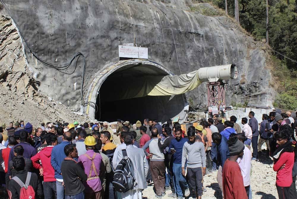 Misi mencari dan menyelamat 41 pekerja binaan yang terperangkap dalam terowong jalan raya yang runtuh di utara India diteruskan pada Isnin.