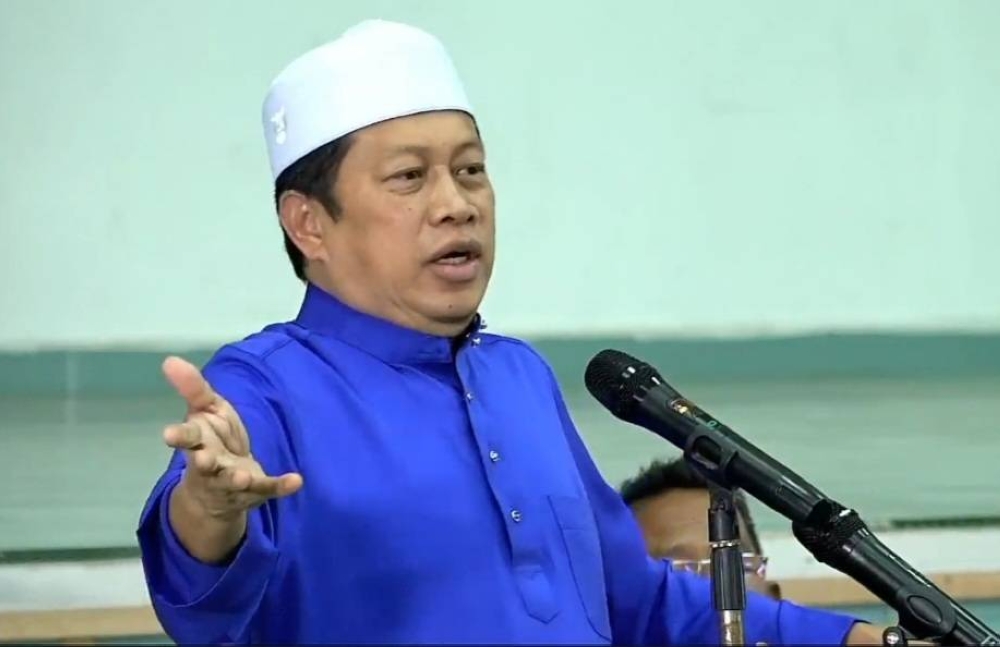 Ahmad Maslan ketika berucap pada Ceramah Isu Semasa di Dewan Sivik Felda Cherol, di sini pada malam Isnin.