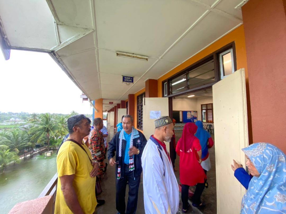 Suasana di PPS SK Dalam Rhu, Pasir Puteh yang mula dibuka untuk menempatkan mangsa banjir di sekitar Pachakan.