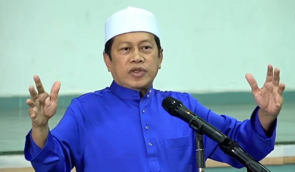 Ahmad Maslan ketika berucap pada Ceramah Isu Semasa di Dewan Sivik Felda Cherol pada malam Isnin.