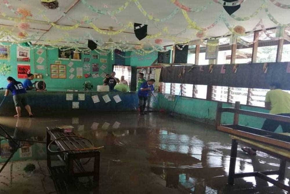 JPNT juga mengesyorkan sekolah-sekolah yang terkesan dengan banjir supaya mengambil cuti bencana. - Foto Bernama