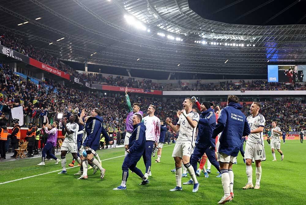 Para pemain Itali meraikan kejayaan mara ke saingan Euro di Jerman tahun depan. Foto EPA