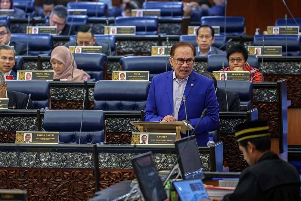 Anwar ketika sesi Waktu Pertanyaan-Pertanyaan Menteri sempena Sidang Dewan Rakyat di Bangunan Parlimen hari ini. - Foto Bernama