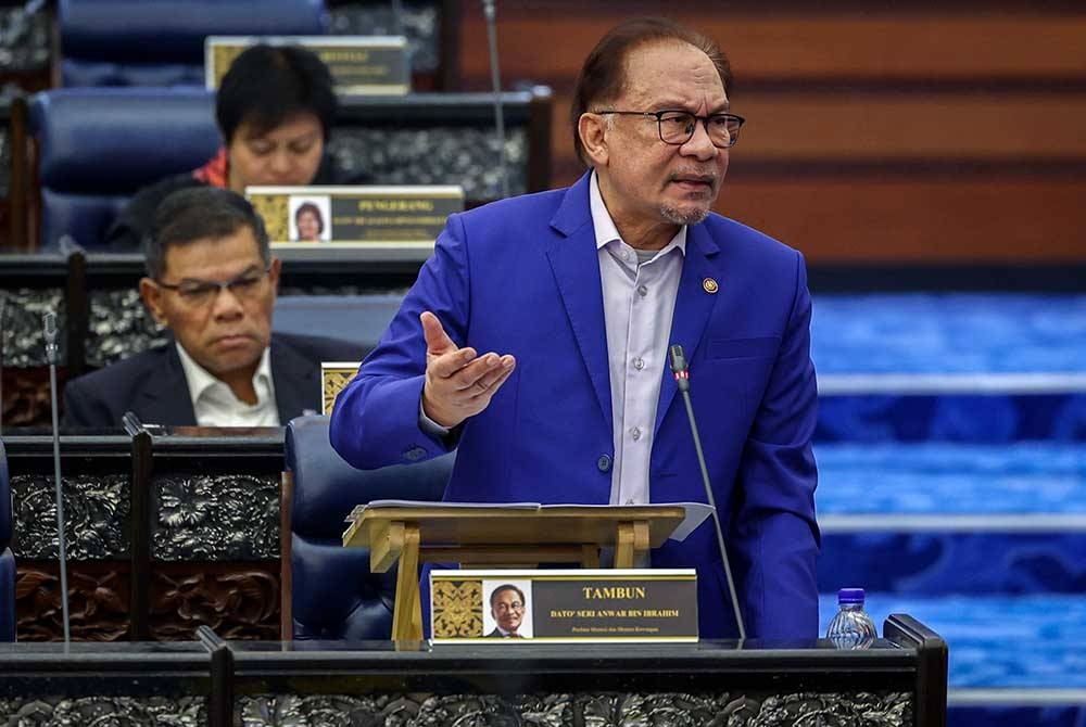 Anwar ketika sesi Waktu Pertanyaan-Pertanyaan Menteri sempena Sidang Dewan Rakyat di Bangunan Parlimen hari ini. - Foto Bernama