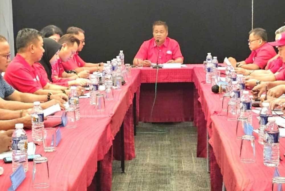 Masiung (tengah) mempengerusikan mesyuarat Gagasan Rakyat Bahagian Kuamut di Sandakan.