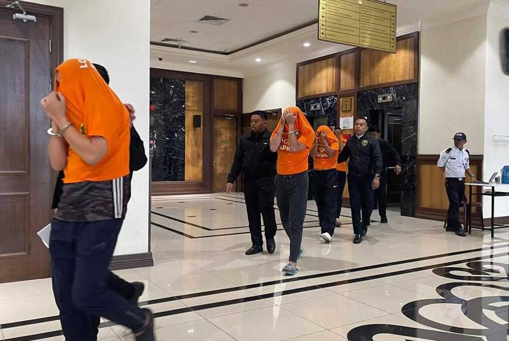 Empat penguat kuasa didakwa mengeluarkan lesen terbang hadir di Mahkamah Majistret Kota Kinabalu.