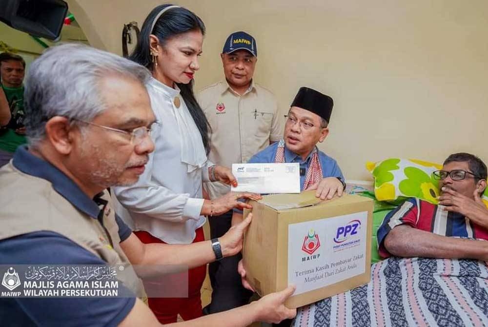 Chandra (dua dari kiri) ketika menerima kunjungan Mohd Na&#039;im (dua dari kanan) yang mengadakan lawatan ke rumah penerima bantuan bulanan MAIWP. Foto: MAIWP.