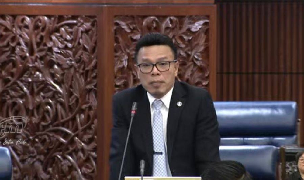 Mohd Azizi Abu Naim menegaskan di Dewan Rakyat pada Selasa bahawa beliau masih lagi Ahli Parlimen Perikatan Nasional (PN). 