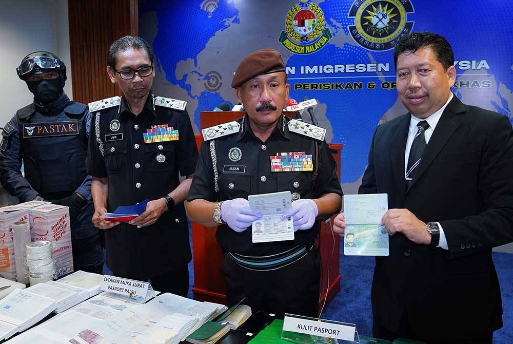 Ruslin (tengah) menunjukkan pasport yang dirampas susulan penahanan tiga suspek warga Bangladesh di sekitar Kuala Lumpur, pada Isnin. - FOTO SINAR HARIAN/MOHD HALIM ABDUL WAHID