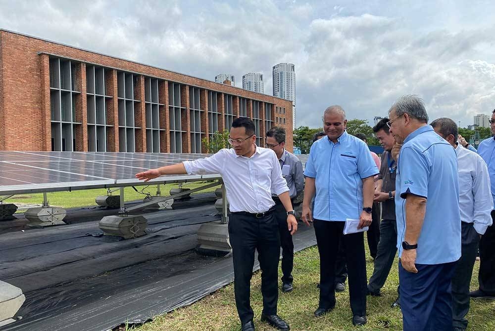 Nik Nazmi (kiri) mengadakan lawatan
kerja ke Loji Rawatan Kumbahan (LRK) Pantai 1 IWK pada Selasa.