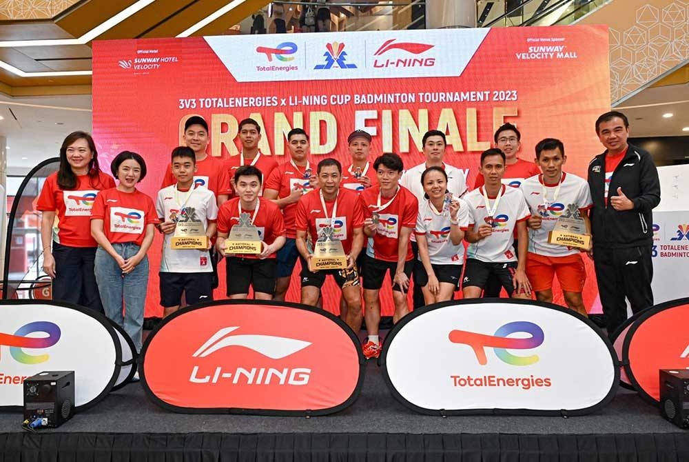 Pemenang badminton Piala 3V3 TotalEnergies x Li-Ning bergambar kenangan bersama tetamu yang hadir.