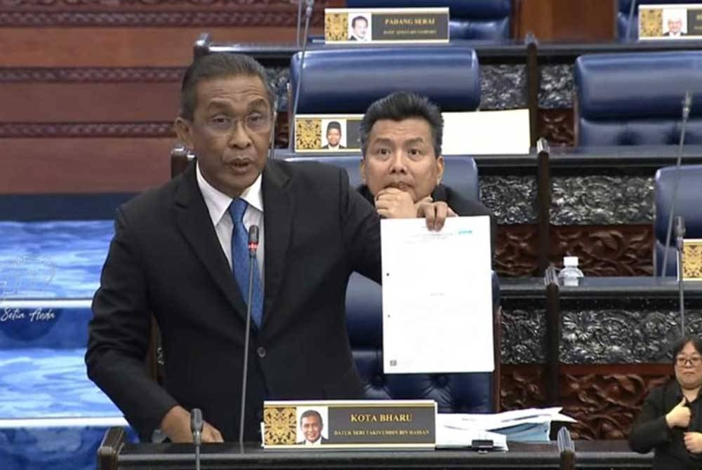 Datuk Seri Takiyuddin Hassan (PN-Kota Bharu) menunjukkan bukti dokumen berkaitan penjelasan beliau berhubung kes Nik Elin yang memfailkan petisyen mencabar enakmen syariah.