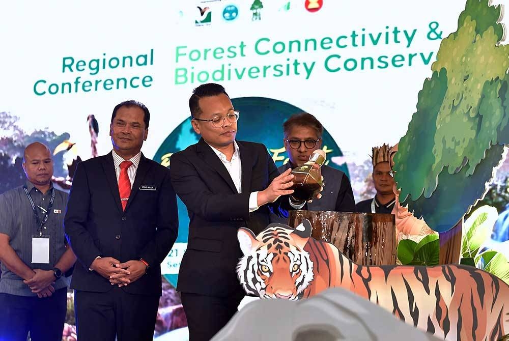 Nik Nazmi (dua dari kanan) menyempurnakan perasmian Persidangan Keterhubungan Hutan dan Konservasi Biodiversiti di Pusat Konvensyen Setia City hari ini. - Foto Bernama