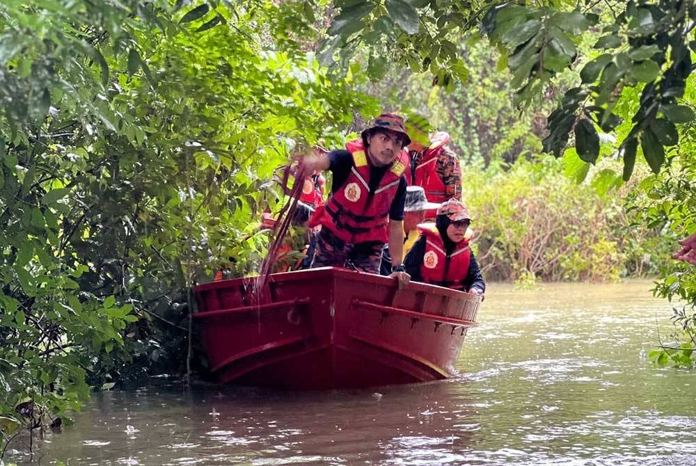 Jabatan Bomba dan Penyelamat Malaysia (JBPM) melakukan operasi menyelamat di Tok Kundor, Pasir Puteh.