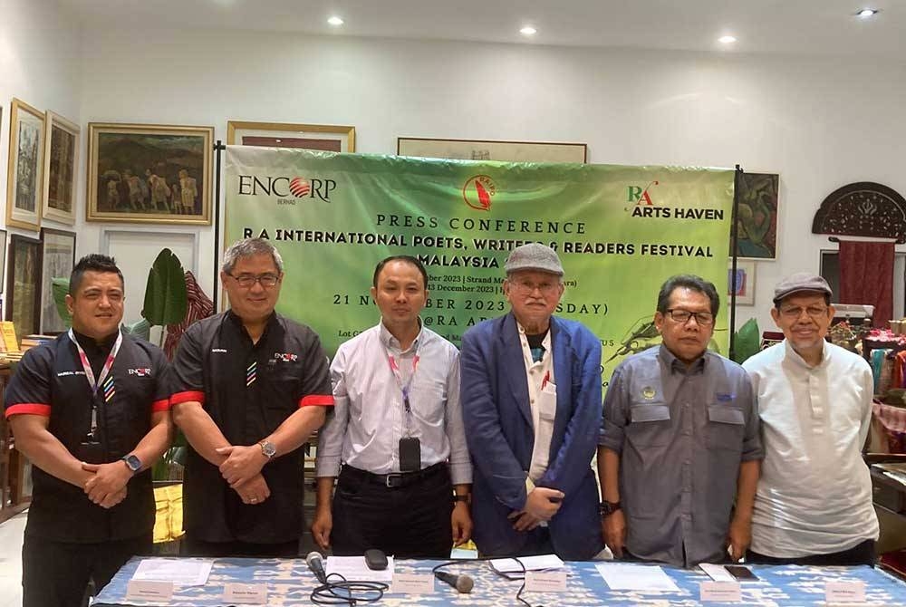 Raja Ahmad (tiga dari kanan) pada sidang media Festival Antarabangsa Penyair, Penulis dan Pencinta Buku (RAIPO) Malaysia di Petaling Jaya pada Selasa.