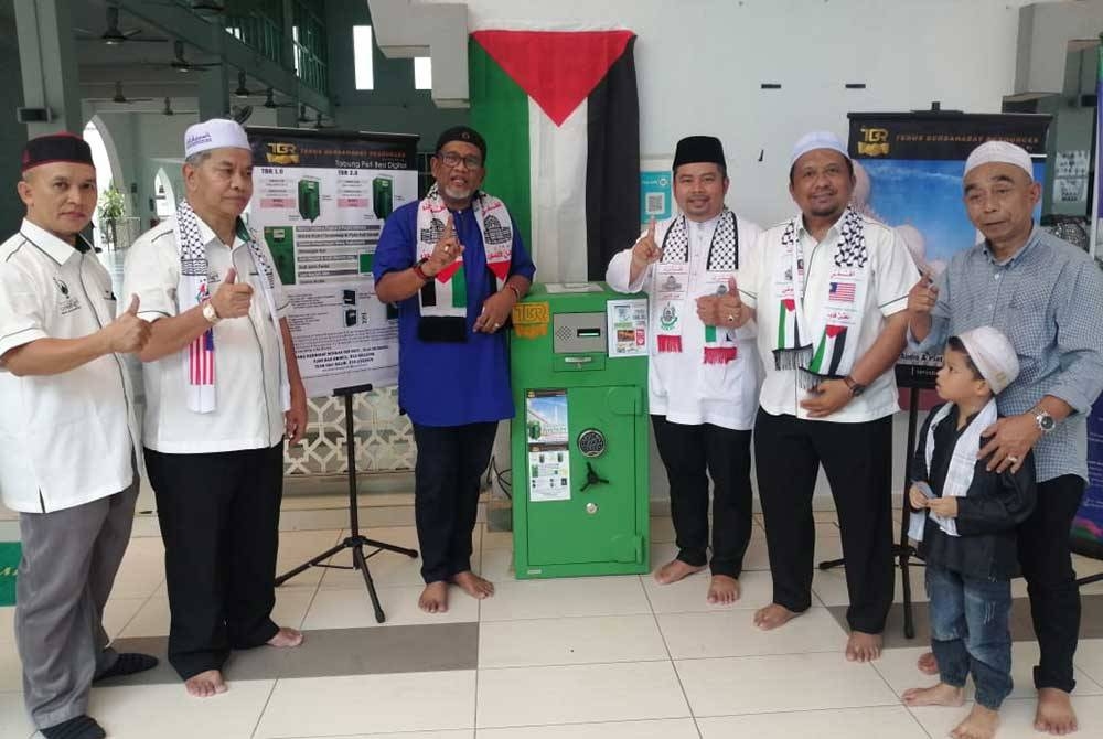 Amirul (tiga dari kanan) dan Nash (tiga dari kiri) pada sesi pengenalan tabung atau peti besi antikecurian di Surau Al-Hijrah Kota Warisan, Sepang.