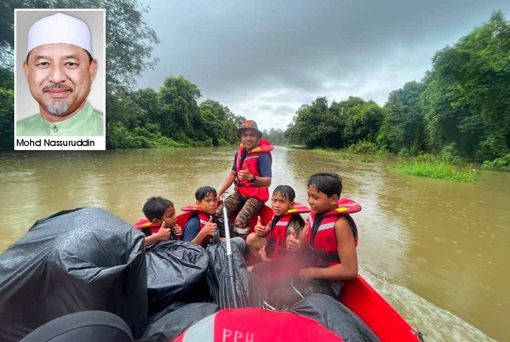 Operasi menyelamat mangsa banjir di Pasir Puteh dilakukan oleh anggota JBPM.