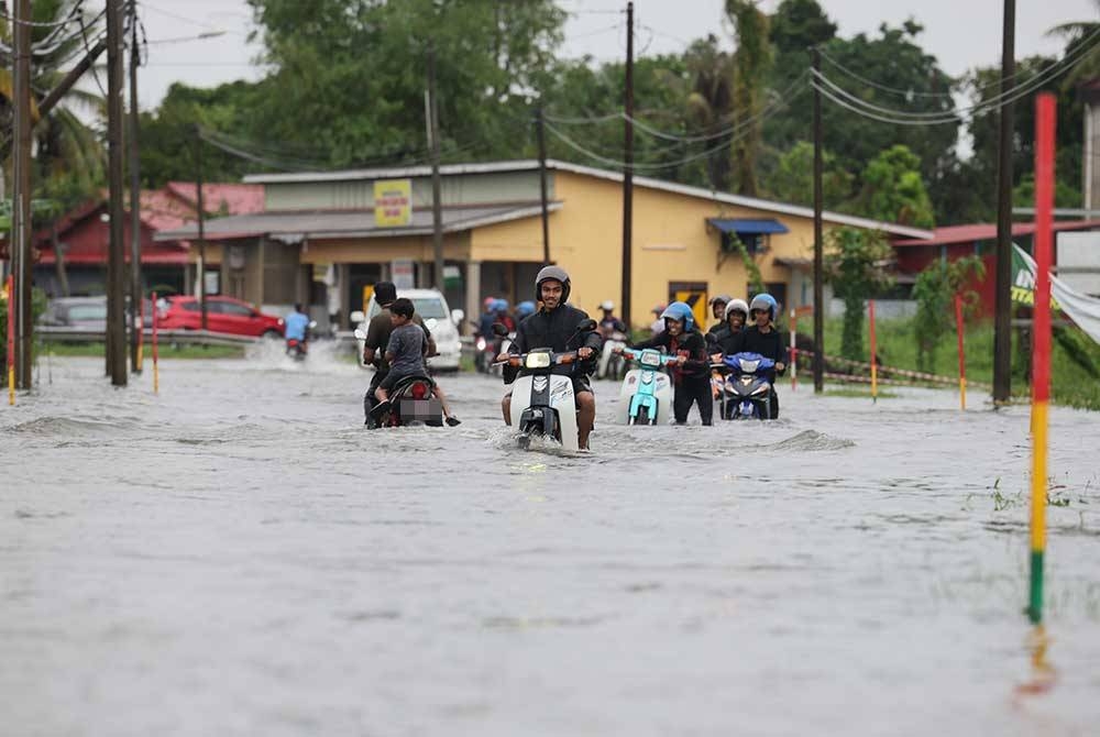 Jalan raya yang menghubungkan Chendering ke Kampung Kedai Buluh ditutup kepada kenderaan ringan selepas dinaiki air berikutan hujan lebat sejak beberapa hari lepas semasa tinjauan di Kampung Alor Surau Panjang hari ini. - Foto Bernama