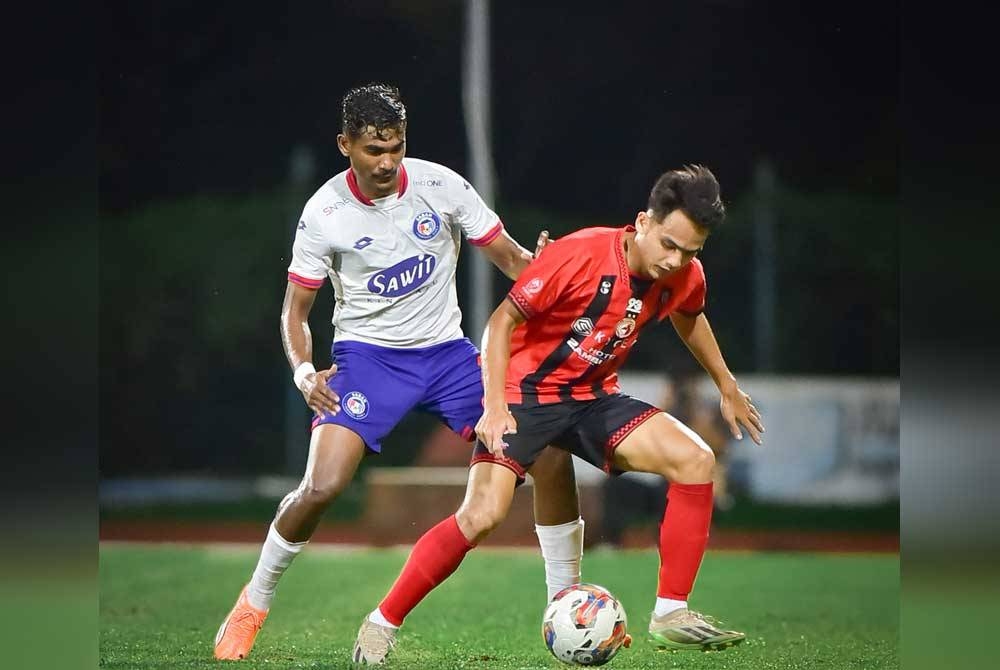 Aksi Liga Super antara Kelantan FC dan Sabah FC di Stadium UiTM Shah Alam pada Isnin.