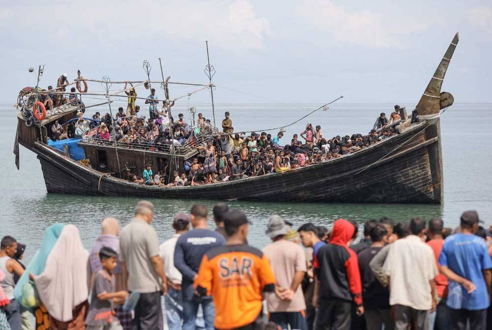 Bot membawa pelarian Rohingya terkandas kerana penduduk tempatan tidak membenarkan ia mendarat selepas memberikan kesemua penumpangnya air dan makanan di Pineung. - EPA