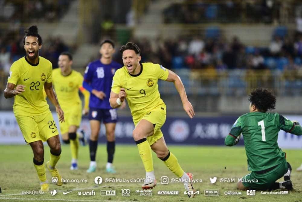 DARREN (jersi no 9) bersorak selepas menjaringkan gol ketika Malaysia menewaskan Taiwan 1-0, malam ini. - FOTO FB FAM