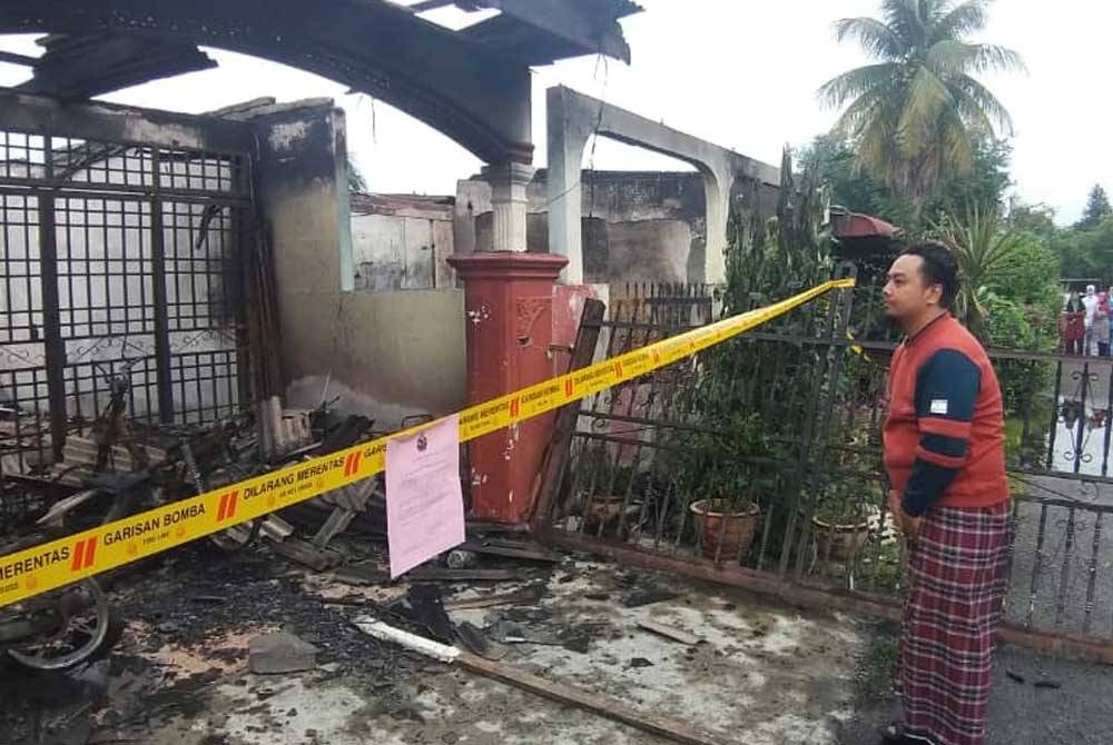 Mohd Hariz sayu melihat keadaan rumahnya yang hangus terbakar di Taman Sri Impian Sungai Petani Kedah.