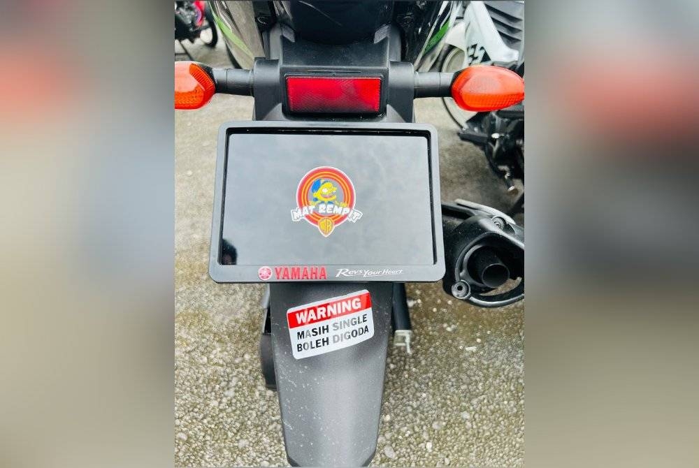 Nombor pendataran palsu yang digunakan pada motosikal jenis Yamaha 135LC sebelum ditahan polis di Pandan Indah, Ampang pada Selasa.