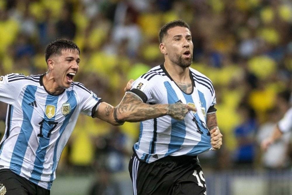 Otamendi (kanan) meledak gol tunggal ketika membantu Argentina menewaskan Brazil 1-0. - Foto Agensi