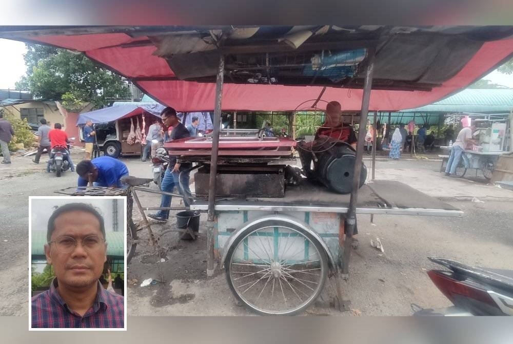 Peniaga Pasar Pagi Kuala Sungai mengemas barang perniagaan masing-masing berikutan premis terbabit akan dirobohkan untuk projek pelebaran jalan utama Alor Setar - Kangar. (Gambar kecil: Asmirul Anuar)