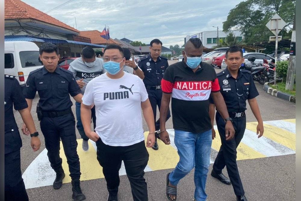 Keempat-empat tertuduh didakwa di Mahkamah Majistret, Kluang pada Rabu.