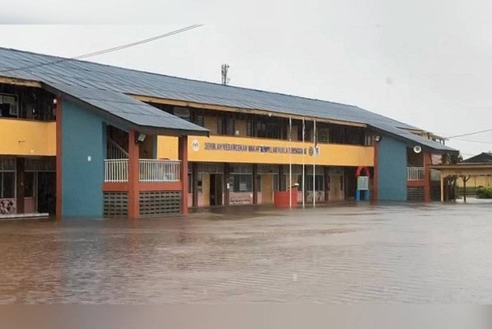 Keadaan SK Kampung Bukit Chendering di Kuala Terengganu yang terpaksa ditutup kerana dinaiki air dan sesi pembelajaran berlangsung secara PdPR.