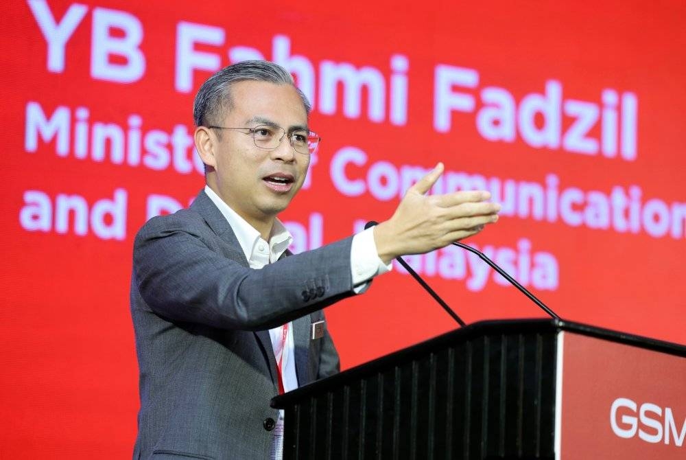 Menteri Komunikasi dan Digital Fahmi Fadzil menyampaikan ucapan pada Majlis Perasmian 'Digital Transformation Leaders' СхО Summit” pada Rabu. - Foto Bernama