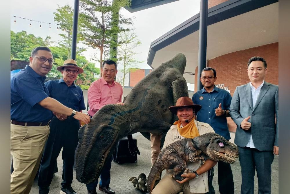 Sze Yee (tiga dari kiri) menyempurnakan gimik perasmian Taman Tema Dinosaur di Silverlakes Village Outlet di Batu Gajah pada Rabu.