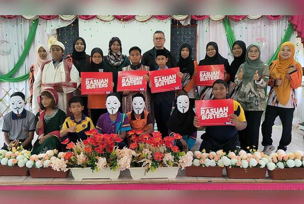 Dr Mohamad Riza (belakang, kanan) bergambar bersama pemenang, guru dan pelajar yang menjayakan Majlis Penyampaian Hadiah Bicara Cilik Rasuah Busters Peringkat Kebangsaan 2023 kategori sekolah rendah di SK Tanah Puteh, Pekan pada Rabu.