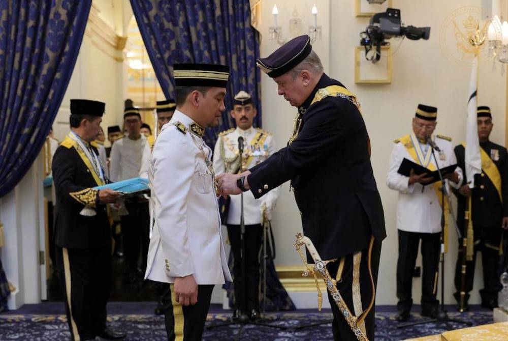 Sultan Ibrahim berkenan mengurniakan Darjah SMIJ kepada Onn Hafiz di Istana Besar, Johor Bahru. - Foto ihsan FB Sultan Ibrahim Sultan Iskandar