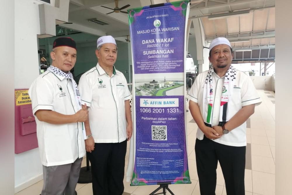 Mohd Nordin (kanan) bersama jawatankuasa pembinaan Masjid Kota Warisan.