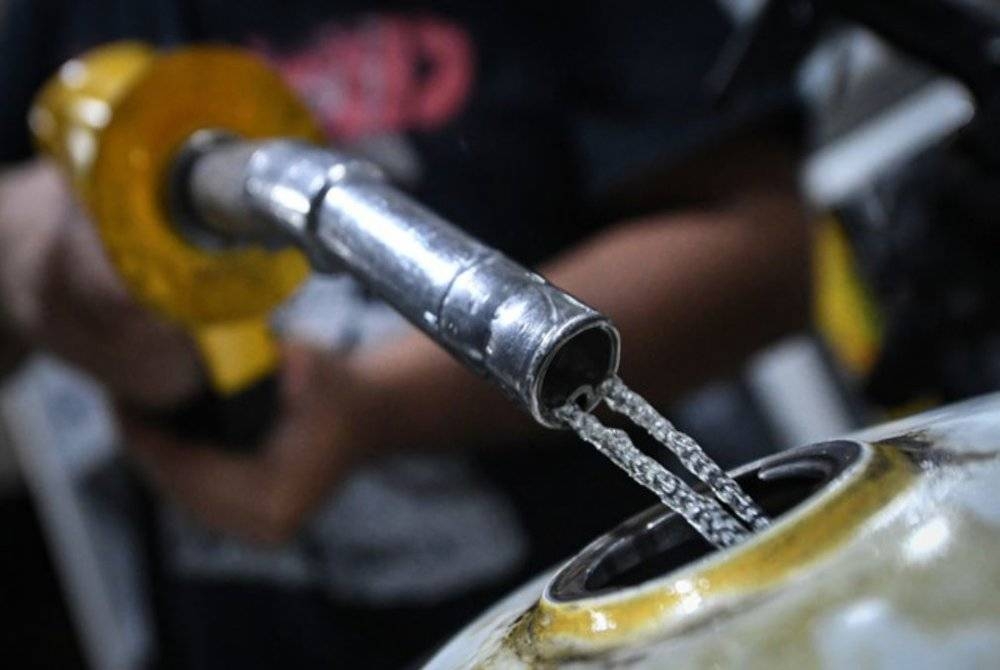 Kerajaan mengekalkan harga siling RON95 pada RM2.05 seliter dan diesel pada RM2.15 seliter sehingga 29 November. - Foto Bernama