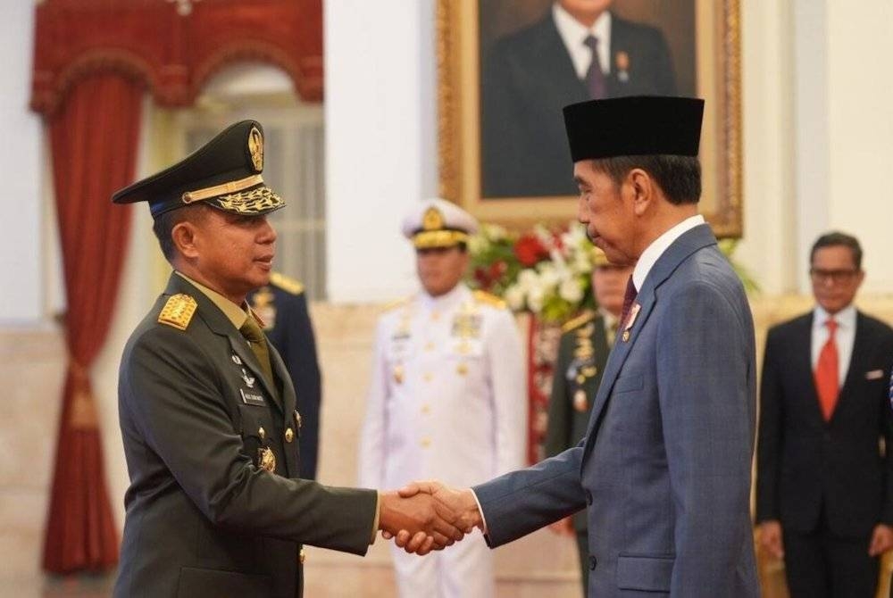 Agus (kiri) bersalaman dengan Jokowi semasa majlis angkat sumpah di Istana Negara, Jakarta. - Foto Agensi