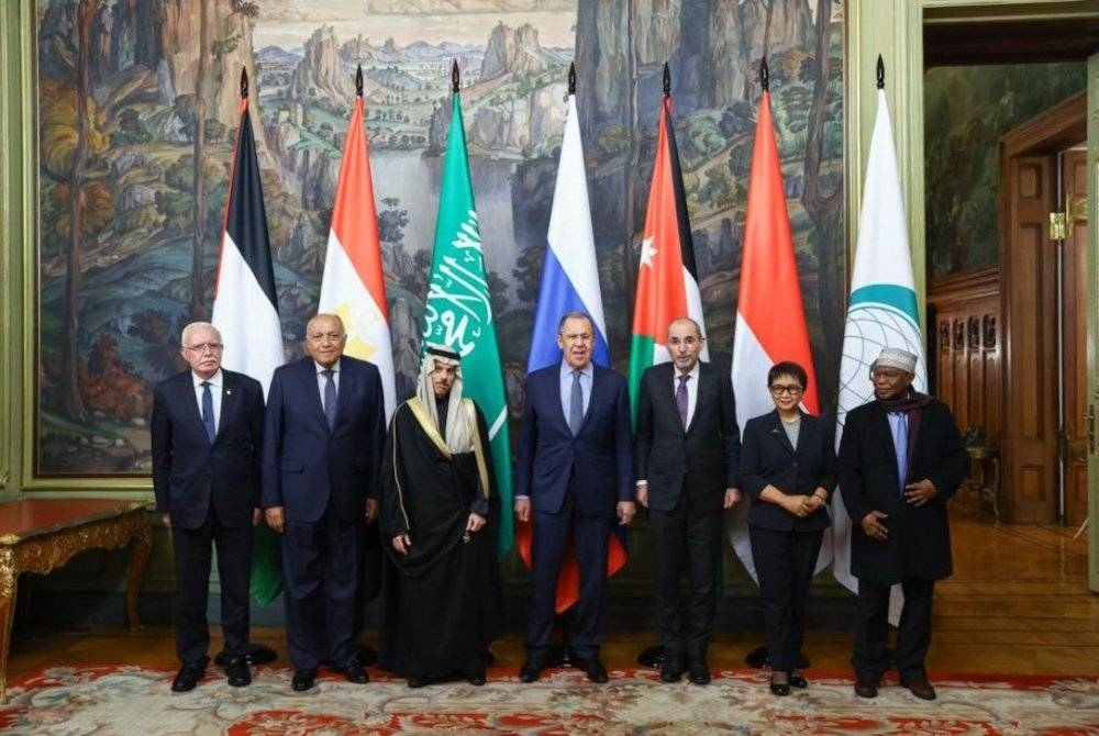 Retno (dua dari kanan) bersama-sama menteri dari Arab Saudi, Jordan, Mesir, Qatar, Turkiye, Nigeria dan Palestin, menyuarakan hasrat untuk memulakan tindakan segera di peringkat antarabangsa bagi pihak OIC dan anggota Liga Arab.