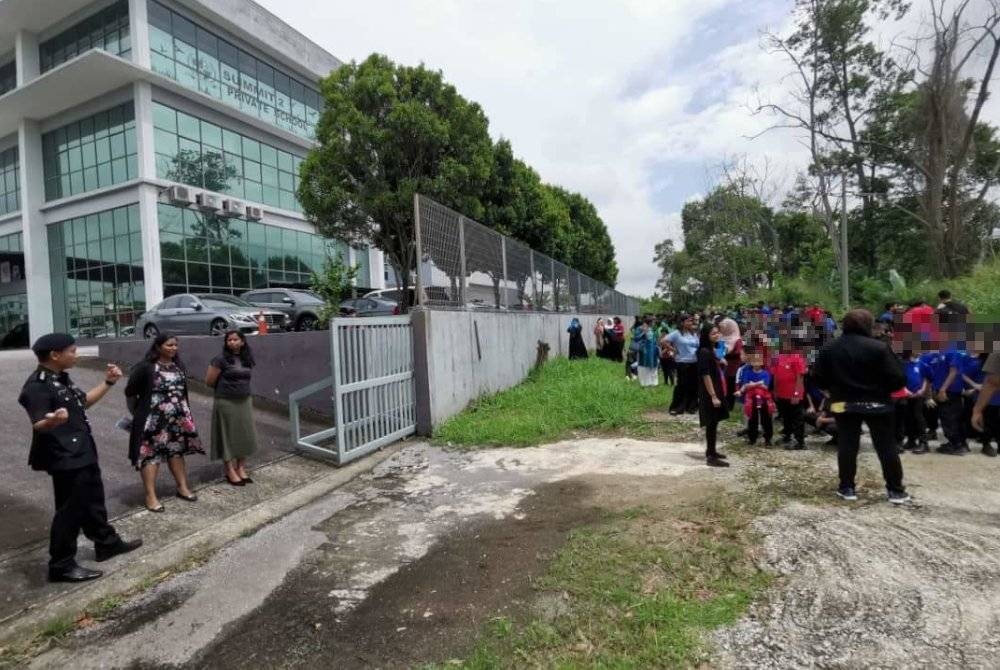 Gambar tular menunjukkan murid-murid dan guru di sebuah sekolah di Seremban keluar selepas menerima ancaman bom.