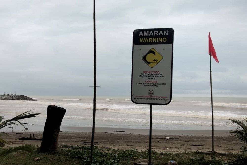 Tanda amaran dan bendera merah yang diletakkan di kawasan Menara Penyelamat Pantai JPAM.