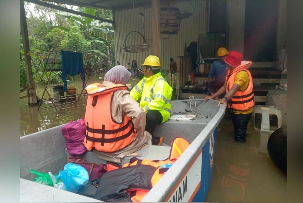 Operasi pemindahan mangsa banjir di Kampung Tasek Tok Kundur pada Selasa. - Foto APM Pasir Puteh KG. TASEK TOK KUNDUR