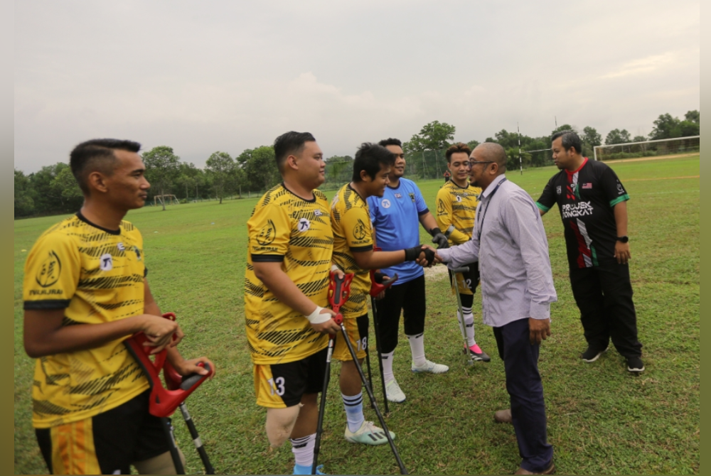 Timbalan Dekan Pembangunan Pelajar dan Gaya Hidup Kampus UniKL, Dr Asmawi Abdul Malik (dua, kanan) bersalaman bersama pemain bola sepak orang kudung Perak. - Foto Bernama