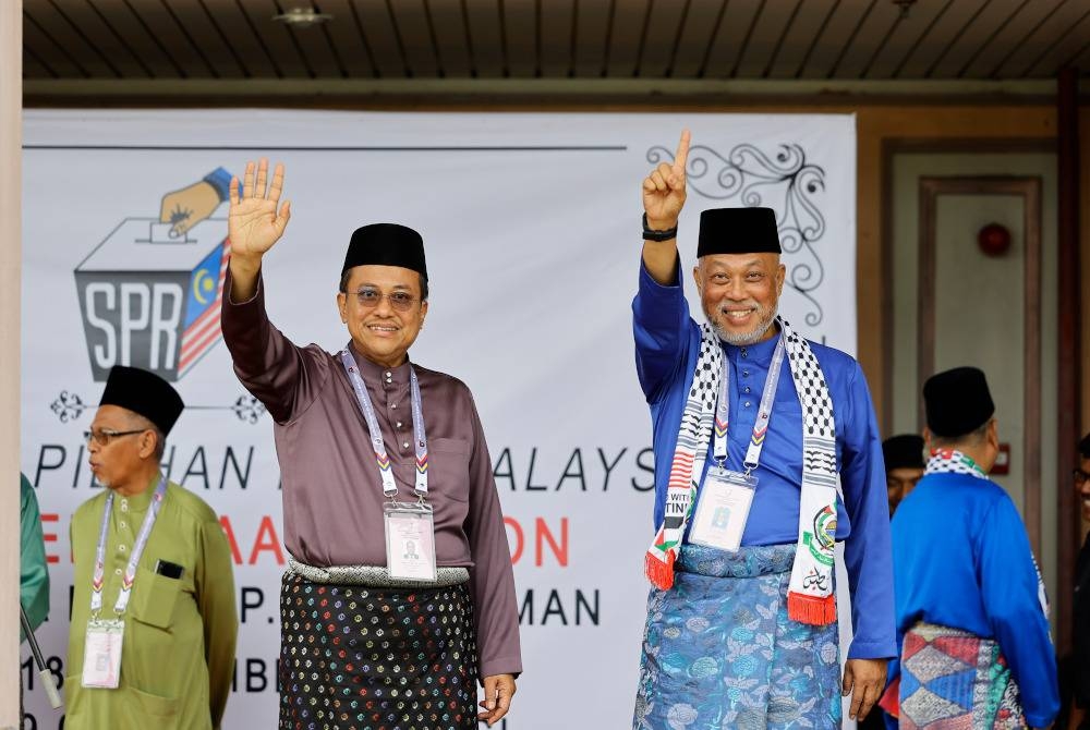 Ahmad Samsuri (kiri) bersama Raja Mohamed Affandi setelah diumumkan bertanding bagi kerusi Parlimen Kemaman pada 18 November lalu. - Foto Bernama