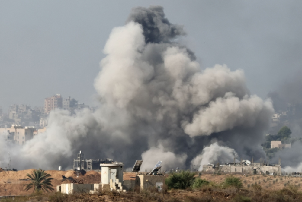 Gambar yang diambil dari selatan Israel berhampiran sempadan dengan Semenanjung Gaza menunjukkan asap berkepul-kepul selepas serangan Israel di utara Gaza pada Rabu. - Foto AFP