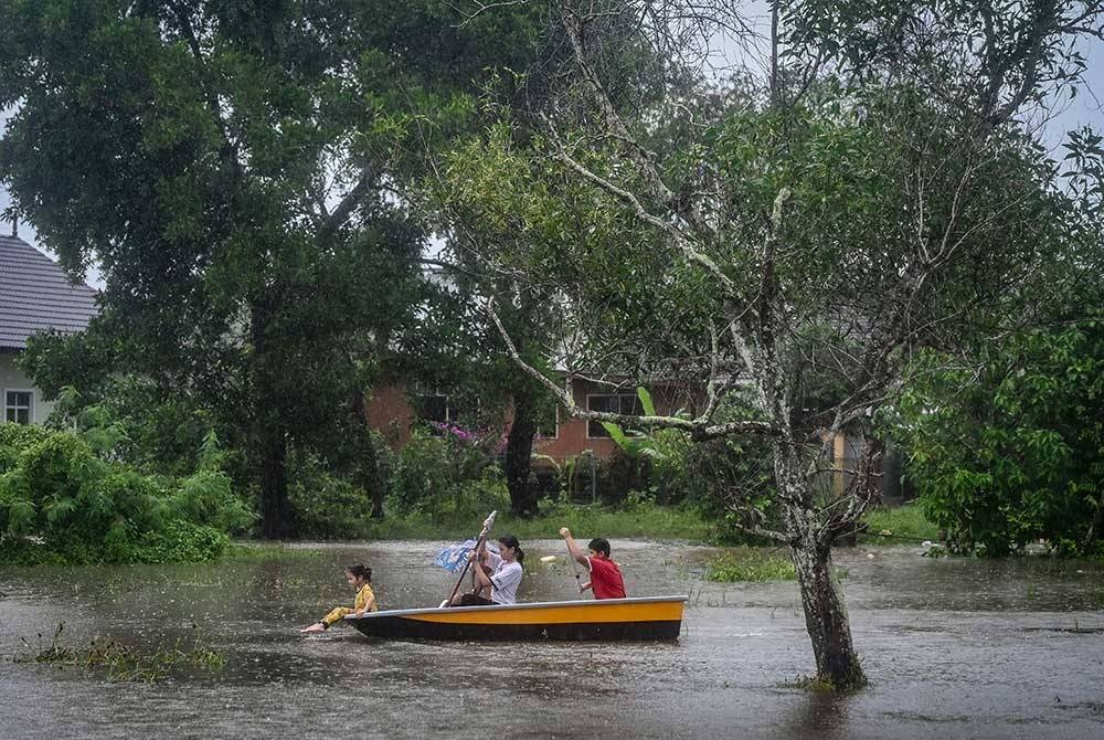 Lima daerah di Terengganu masih terjejas akibat banjir yang bermula kelmarin dengan 32 PPS masih dibuka. - Foto Bernama